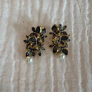 EUC J. Crew gold flower earrings with pearl